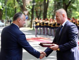 Igor Dodon a conferit distincţii de stat Gărzii de Onoare cu prilejul marcării a 25 de ani de la formare