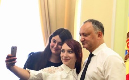 Igor Dodon a înmînat „Diploma de Onoare” a Președintelui Republicii Moldova la 100 de absolvenți