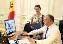 Igor Dodon a înmînat „Diploma de Onoare” a Președintelui Republicii Moldova la 100 de absolvenți