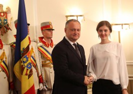 Igor Dodon a înmînat „Diploma de Onoare” a Președintelui Republicii Moldova la 100 de absolvenți