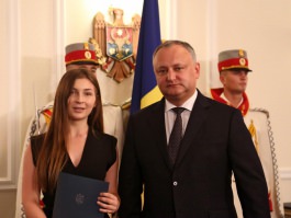 Igor Dodon a înmînat „Diploma de Onoare” a Președintelui Republicii Moldova la 100 de absolvenți