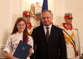 Igor Dodon a înmînat „Diploma de Onoare” a Președintelui Republicii Moldova la 100 de absolvenți