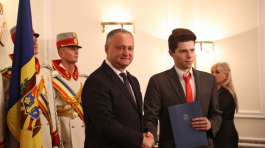 Igor Dodon a înmînat „Diploma de Onoare” a Președintelui Republicii Moldova la 100 de absolvenți