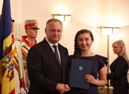 Igor Dodon a înmînat „Diploma de Onoare” a Președintelui Republicii Moldova la 100 de absolvenți