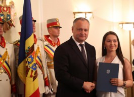 Igor Dodon a înmînat „Diploma de Onoare” a Președintelui Republicii Moldova la 100 de absolvenți