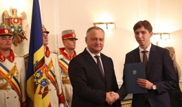 Igor Dodon a înmînat „Diploma de Onoare” a Președintelui Republicii Moldova la 100 de absolvenți