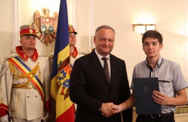 Igor Dodon a înmînat „Diploma de Onoare” a Președintelui Republicii Moldova la 100 de absolvenți