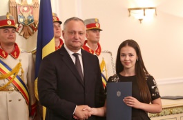 Igor Dodon a înmînat „Diploma de Onoare” a Președintelui Republicii Moldova la 100 de absolvenți