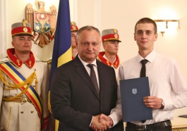 Igor Dodon a înmînat „Diploma de Onoare” a Președintelui Republicii Moldova la 100 de absolvenți