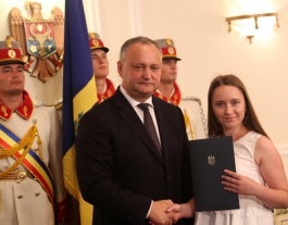 Igor Dodon a înmînat „Diploma de Onoare” a Președintelui Republicii Moldova la 100 de absolvenți