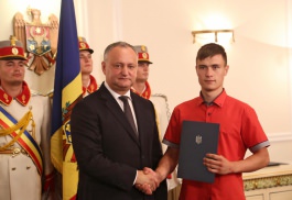 Igor Dodon a înmînat „Diploma de Onoare” a Președintelui Republicii Moldova la 100 de absolvenți