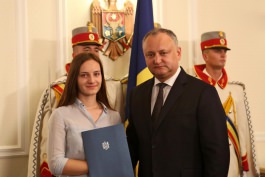 Igor Dodon a înmînat „Diploma de Onoare” a Președintelui Republicii Moldova la 100 de absolvenți