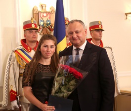 Igor Dodon a înmînat „Diploma de Onoare” a Președintelui Republicii Moldova la 100 de absolvenți