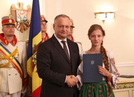 Igor Dodon a înmînat „Diploma de Onoare” a Președintelui Republicii Moldova la 100 de absolvenți