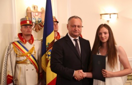 Igor Dodon a înmînat „Diploma de Onoare” a Președintelui Republicii Moldova la 100 de absolvenți