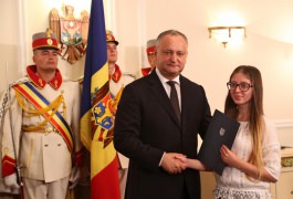 Igor Dodon a înmînat „Diploma de Onoare” a Președintelui Republicii Moldova la 100 de absolvenți