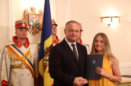 Igor Dodon a înmînat „Diploma de Onoare” a Președintelui Republicii Moldova la 100 de absolvenți