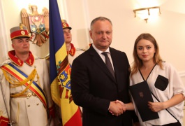 Igor Dodon a înmînat „Diploma de Onoare” a Președintelui Republicii Moldova la 100 de absolvenți