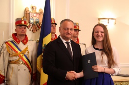 Igor Dodon a înmînat „Diploma de Onoare” a Președintelui Republicii Moldova la 100 de absolvenți