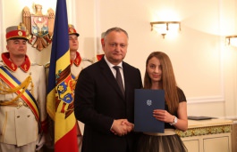 Igor Dodon a înmînat „Diploma de Onoare” a Președintelui Republicii Moldova la 100 de absolvenți