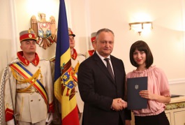 Igor Dodon a înmînat „Diploma de Onoare” a Președintelui Republicii Moldova la 100 de absolvenți