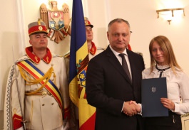 Igor Dodon a înmînat „Diploma de Onoare” a Președintelui Republicii Moldova la 100 de absolvenți