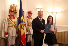 Igor Dodon a înmînat „Diploma de Onoare” a Președintelui Republicii Moldova la 100 de absolvenți