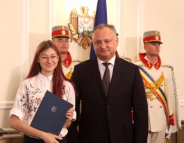 Igor Dodon a înmînat „Diploma de Onoare” a Președintelui Republicii Moldova la 100 de absolvenți