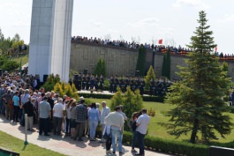 Președintele țării a depus flori la Complexul Memorial “Eternitate” și Complexul Memorial „Capul de Pod Şerpeni”