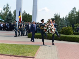 Președintele țării a depus flori la Complexul Memorial “Eternitate” și Complexul Memorial „Capul de Pod Şerpeni”