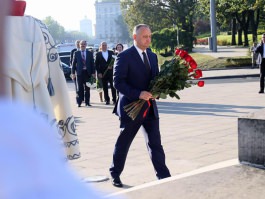 По случаю праздника ”Limba noastră” президент возложил цветы к памятнику Штефана чел Маре