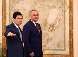 Președintele Moldovei, Igor Dodon, a avut o întrevedere cu preşedintele Turkmenistanului, Gurbangulî Berdîmuhamedov