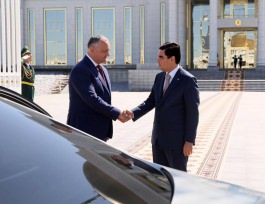 Președintele Moldovei, Igor Dodon, a avut o întrevedere cu preşedintele Turkmenistanului, Gurbangulî Berdîmuhamedov