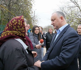 Igor Dodon a înmînat cheile unei case recent renovate unei familii nevoiașe din satul Călărășeuca, raionul Ocnița