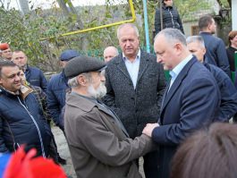 Igor Dodon a înmînat cheile unei case recent renovate unei familii nevoiașe din satul Călărășeuca, raionul Ocnița