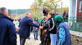 Igor Dodon a înmînat cheile unei case recent renovate unei familii nevoiașe din satul Călărășeuca, raionul Ocnița