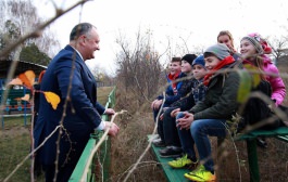 Президент страны посетил детский сад села Петрешть