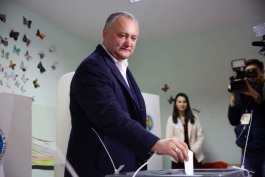 The President of the Republic of Moldova, Igor Dodon, accompanied by the First Lady of Galina Dodon, left their voice for the resignation of the mayor of the capital, Dorin Chirtoaca