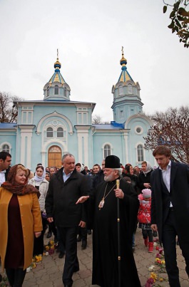 Президент страны принял участие в литургии в церкви Успения Пресвятой Богородицы в селе Гайдар