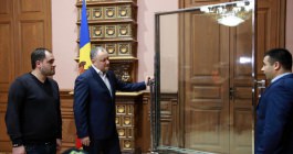 Steagul lui Ștefan cel Mare și Sfînt de pe Muntele Athos va fi păstrat într-un suport oferit de Igor Dodon