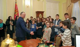 Dozens of children from both banks of the Dniester visited the President's residence in Chisinau and Condrita