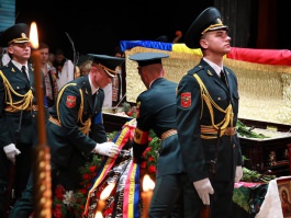 Șeful statului a participat la funeraliile maestrului Vladimir Curbet, nume de referință în viața culturală a Republicii Moldova