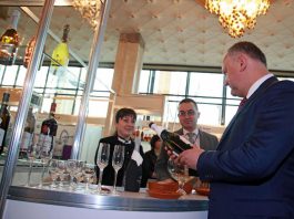 Igor Dodon visited the exhibition "Expovin Moldova-2018"