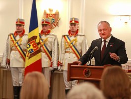 Președintele Igor Dodon a înmînat disctincții de stat unor doamne distinse