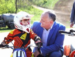 Șeful statului a participat la deschiderea Campionatului Europei Centrale la motociclism și la Campionatul deschis la motocross, în memoria lui Iurii Gagarin  