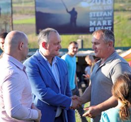 Igor Dodon împreună cu familia a participat la maratonul pe distanța de 15 km în cadrul Festivalului de sport și muzică “Hai, Haiduci!”