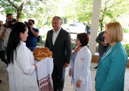 President of the Republic of Moldova, Igor Dodon, together with the bashkan of ATU Gagauzia, Irina Vlah, took part in the opening ceremony of the Department of Therapy and Chronic Diseases of the Vulcanesti District Hospital.