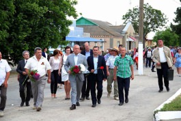 Președintele Igor Dodon a înmînat primarului localității Copanca cheile de la un tractor dăruit de Președintele Republicii Belarus  