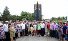 Președintele Igor Dodon a înmînat primarului localității Copanca cheile de la un tractor dăruit de Președintele Republicii Belarus  