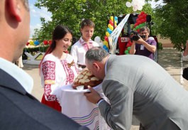 Președintele Igor Dodon a înmînat primarului localității Copanca cheile de la un tractor dăruit de Președintele Republicii Belarus  